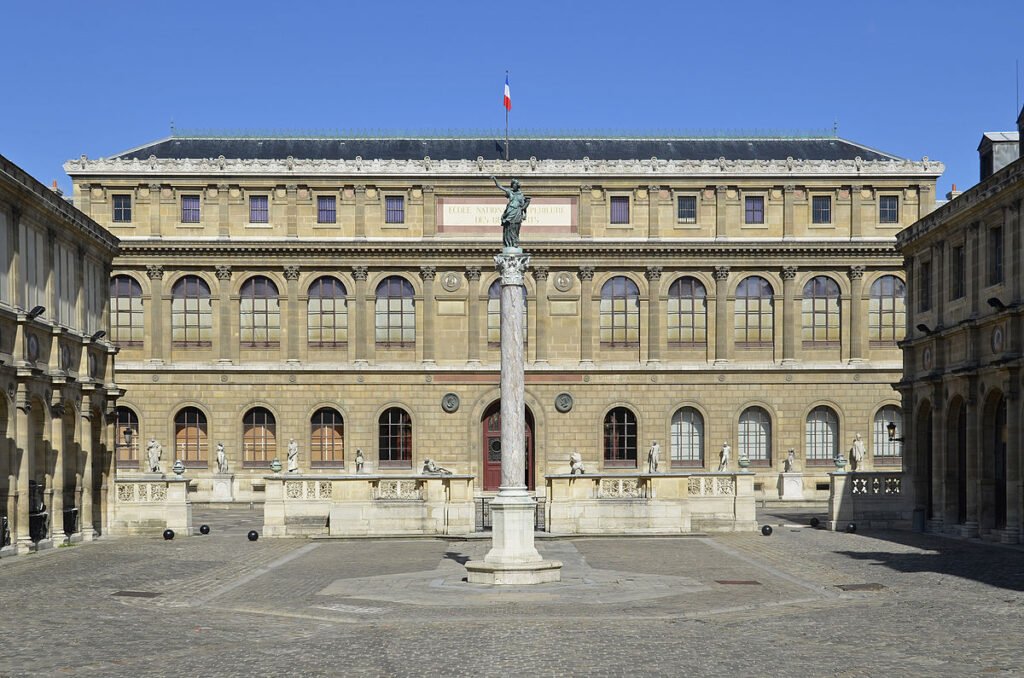  Paris College Of Art (Paris, FR)